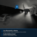 Tapo C320WS iluminando un acceso de noche, con información sobre luz disuasoria, sirena y audio bidireccional