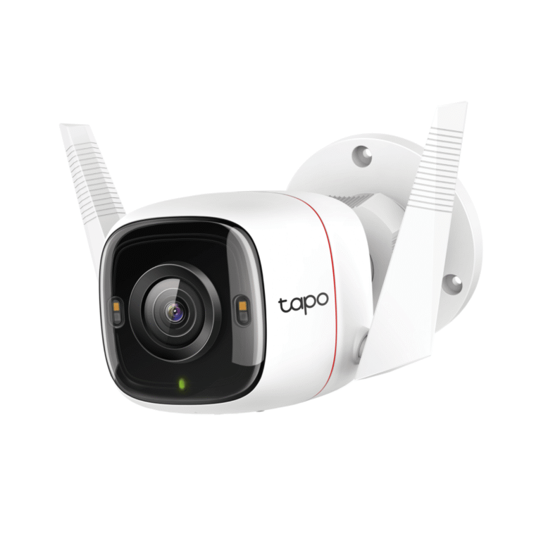 Cámara WiFi exterior Tapo C320WS blanca vista en perspectiva, con objetivo, antenas y soporte de pared