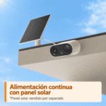 Imou Cell Go Full-Color instalada bajo un alero y conectada a un panel solar opcional